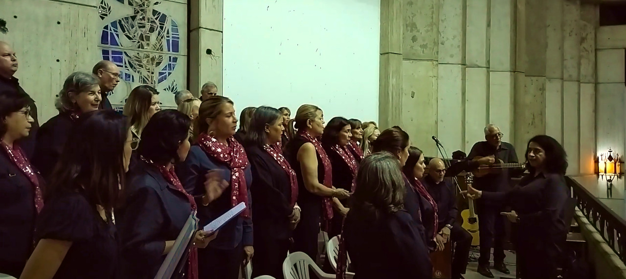 Video Coro Padres y Maestros Colegios Simon Bolívar y Emil Friedman, 60 Aniversario Sacerdocio Padre Pepe 21-Dic-2023